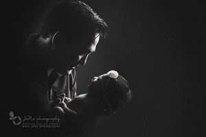 Vancouver-newborn-photography-dad-black-and-white