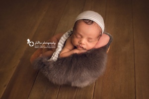 vancouver_Newborn_photography_brown_basket_cute_jana