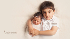 Vancouver-newborn-photography-sibilng-tina-jana