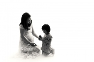 vancouver_maternity_photography_Black_white_sibling
