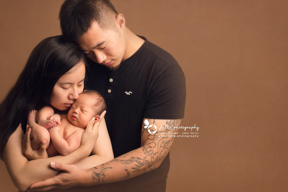 Newborn photography poses with family members
