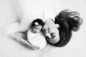 newborn photography with mom - black and white