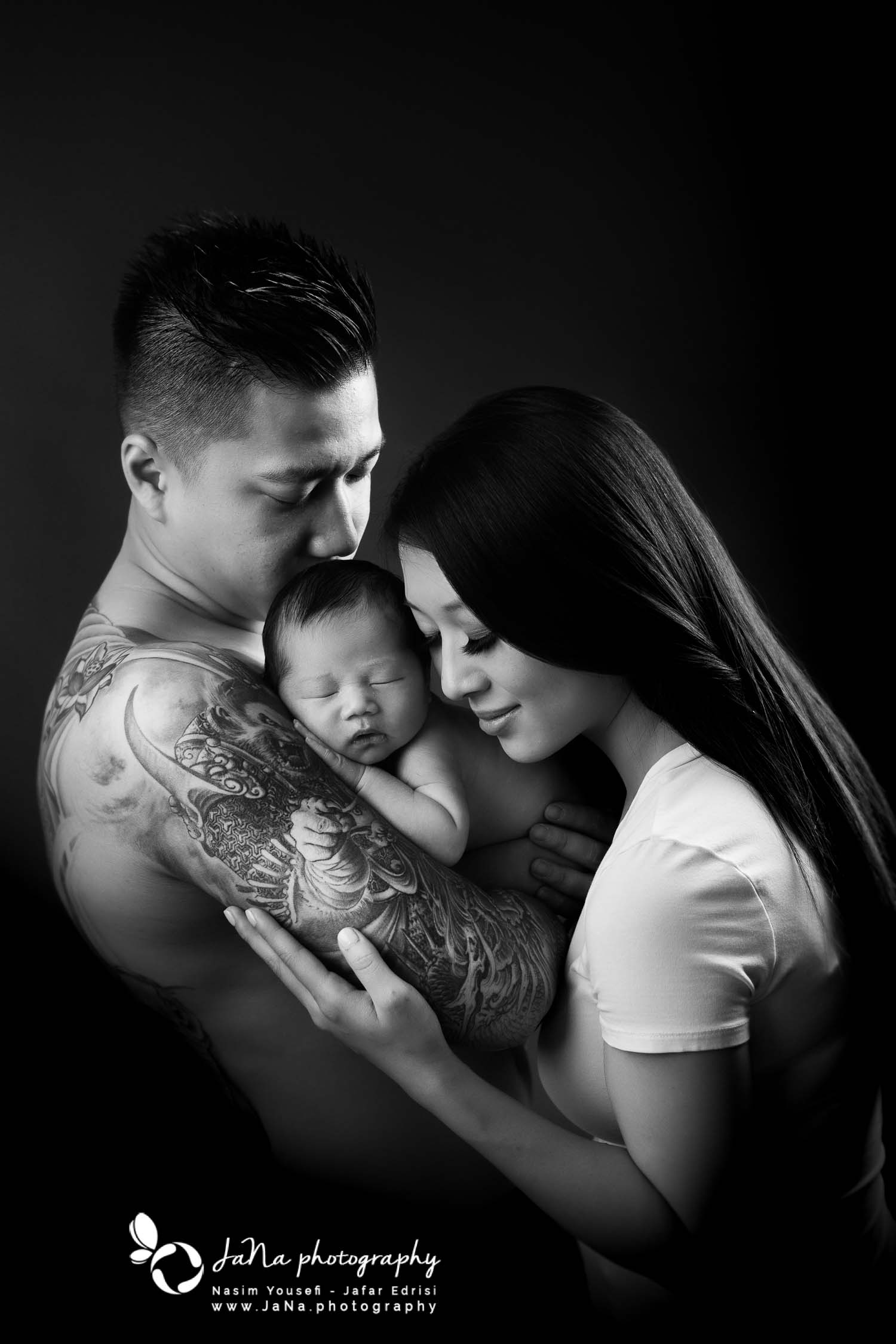 Newborn photography Vancouver - mom and dad black and white - tatto