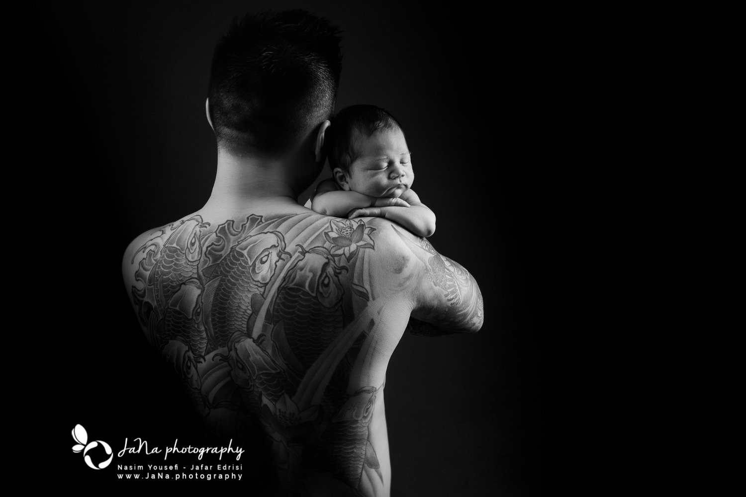 Newborn photography Vancouver - Dady black and white