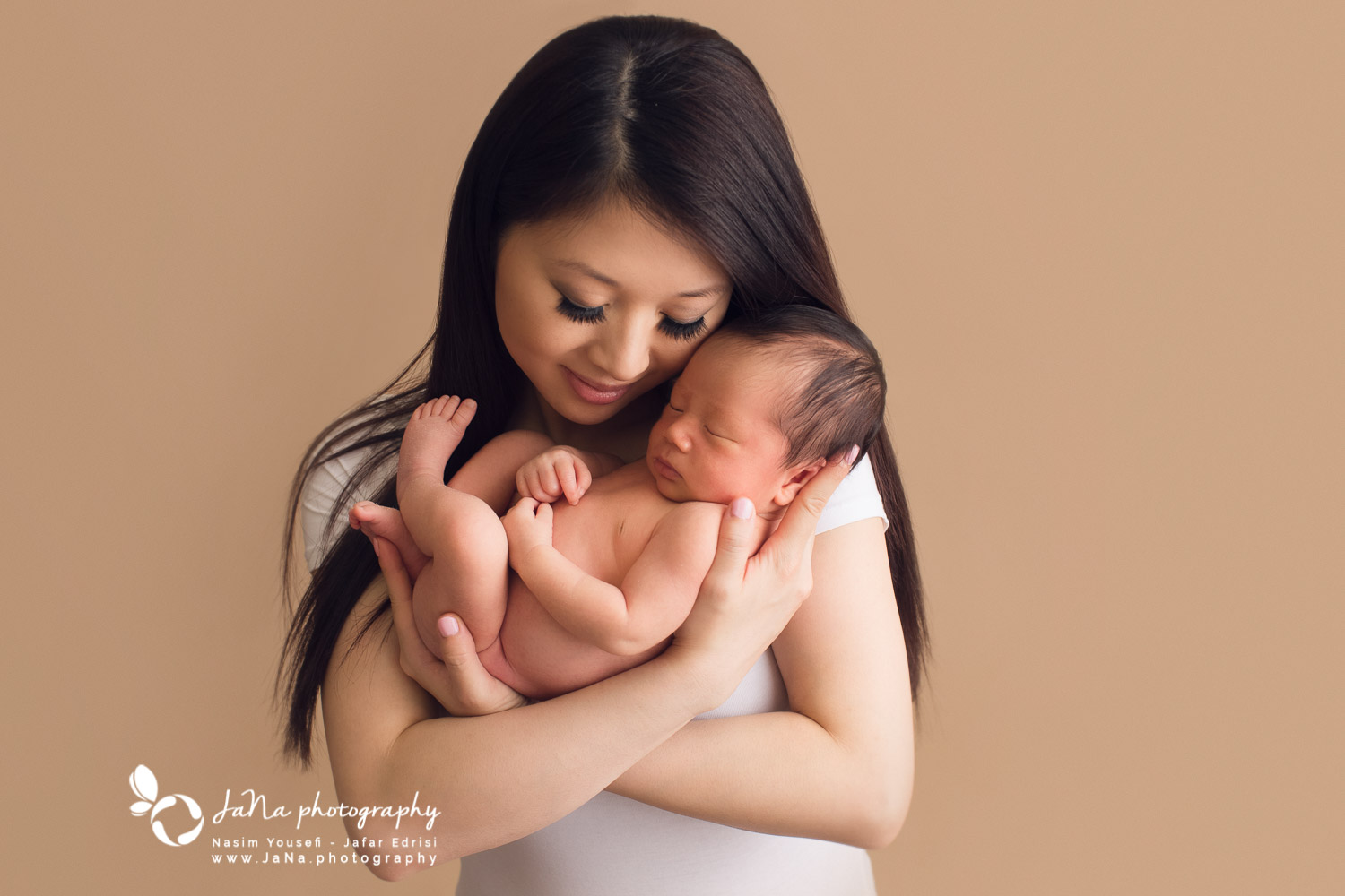 Newborn photography Vancouver - Mom and newborn