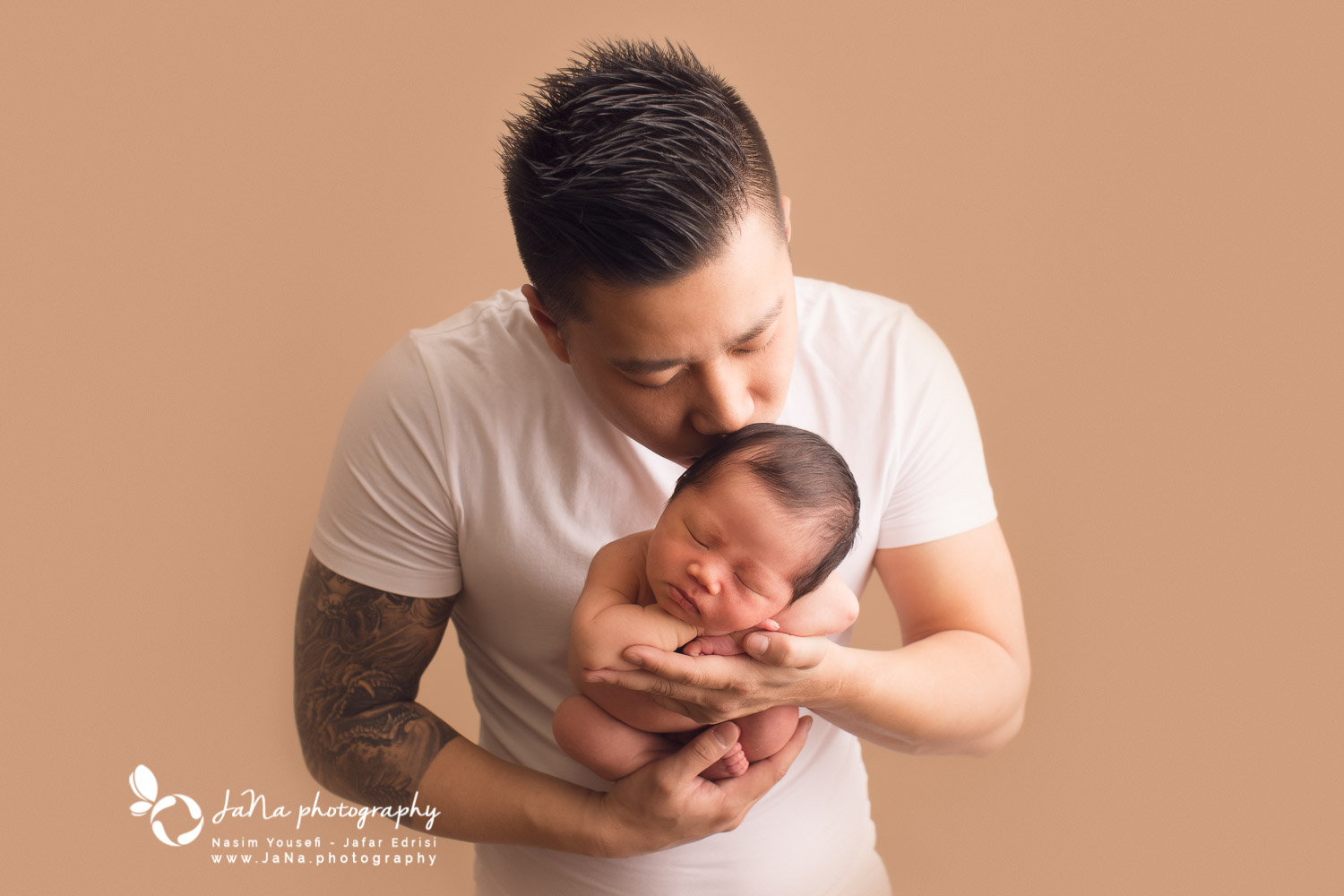 Newborn photography Vancouver - dad