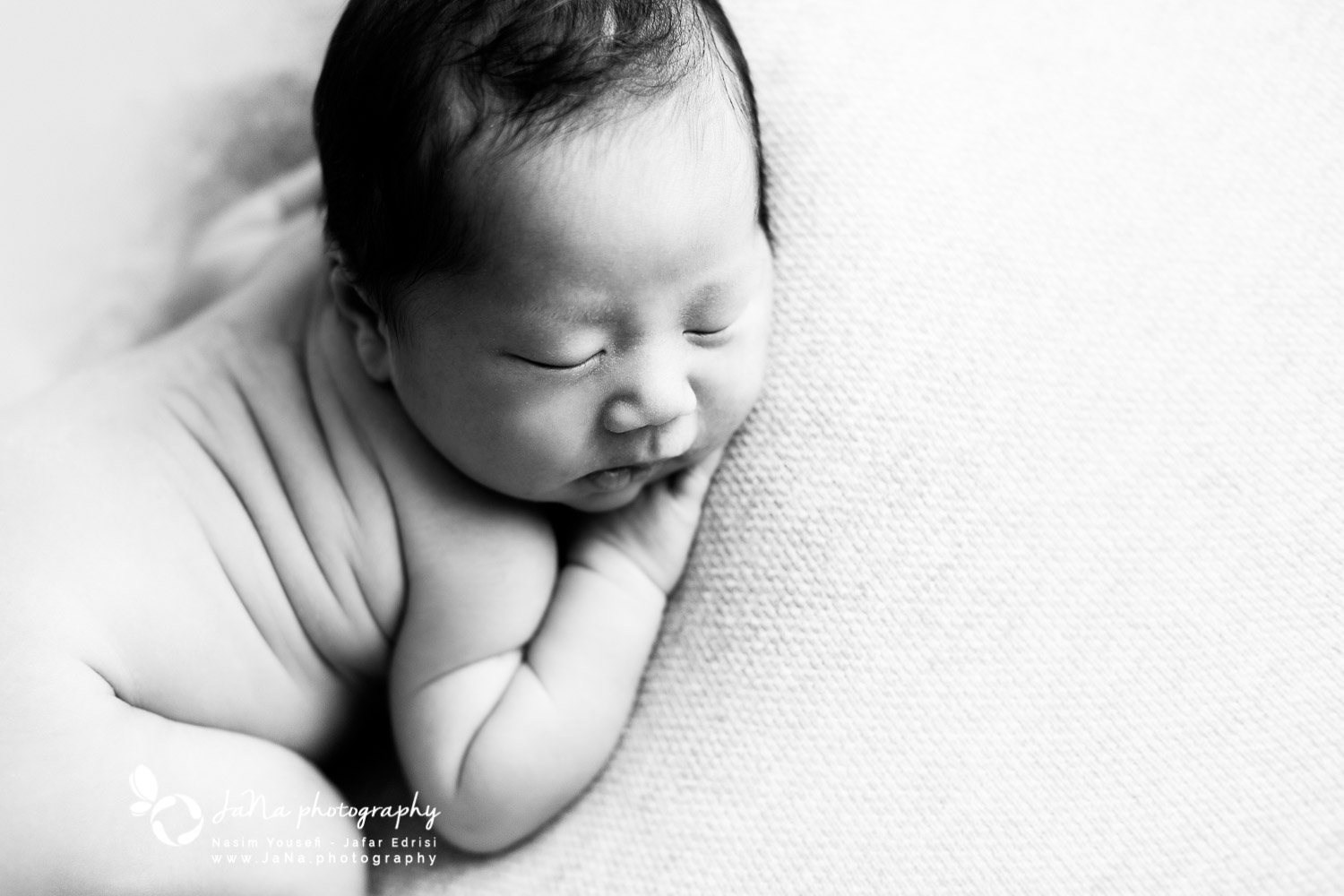 Newborn photography Vancouver - Black and white