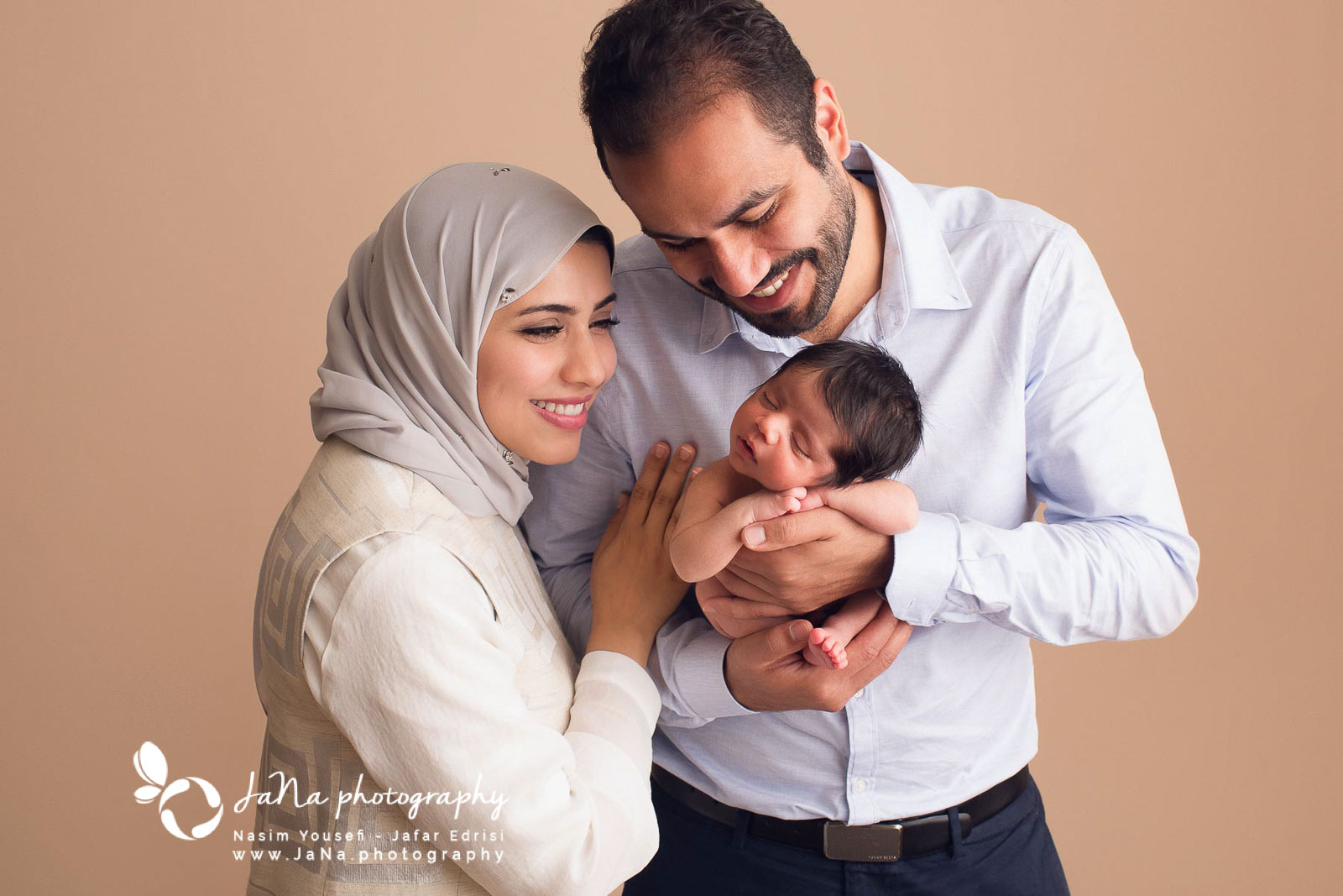 Newborn photography Burnaby - mom and dad - happy