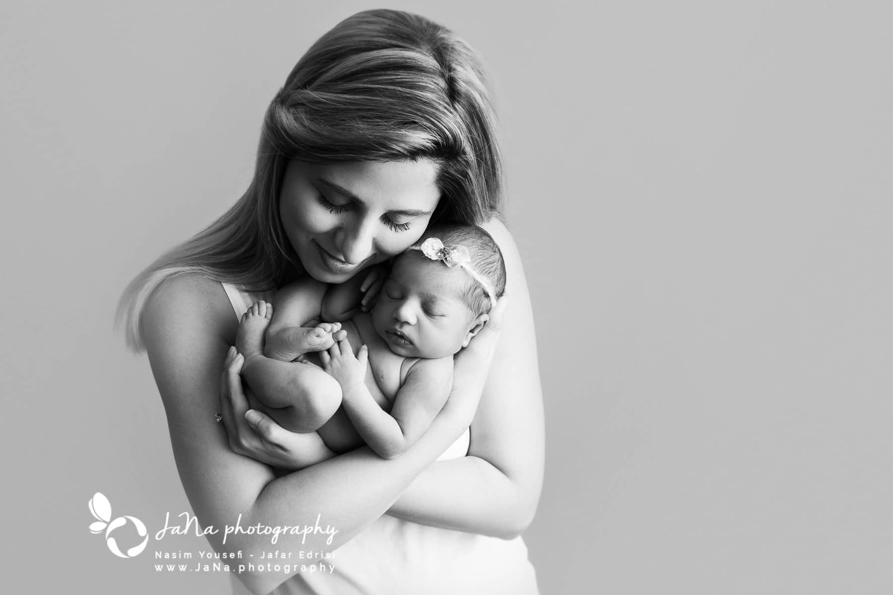 Newborn_photography_Vancouver _mom and newborn black and white