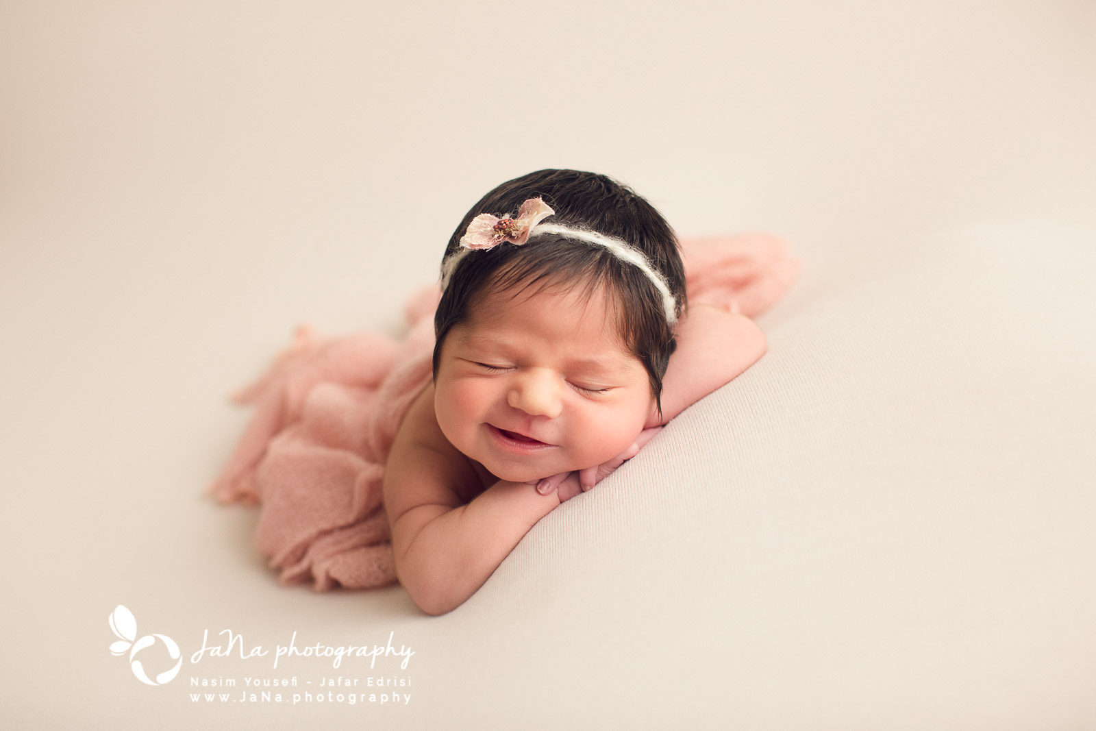 baby newborn capture smiling on her photoshoot