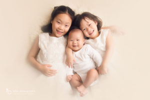 baby-with-siblings-jana-photo