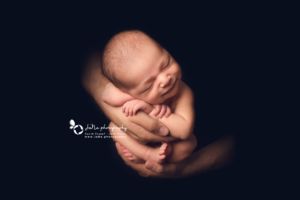 newborn photography - smile - dad's hand