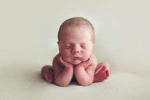 vancouver burnaby newborn photography - luca - frogy position
