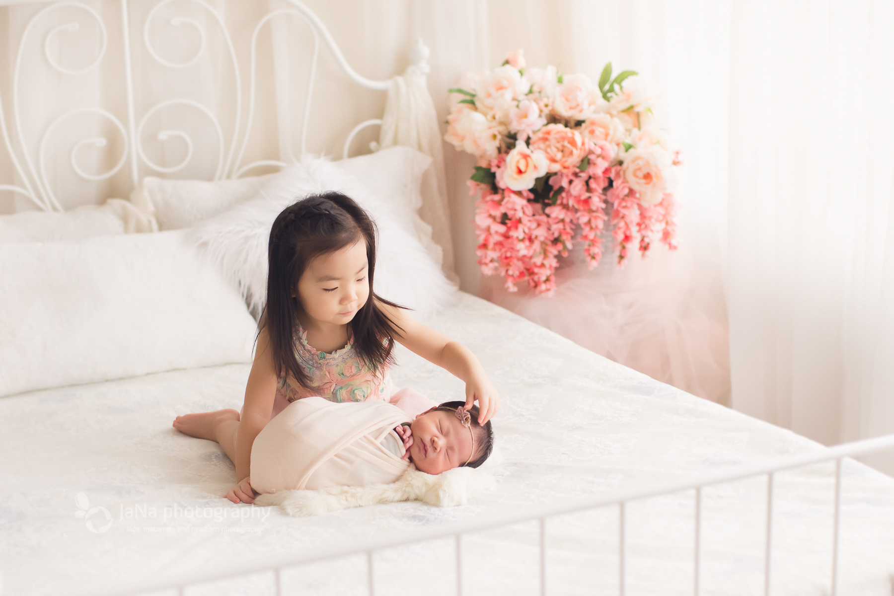 Newborn photography with siblings - Vancouver and Burnaby