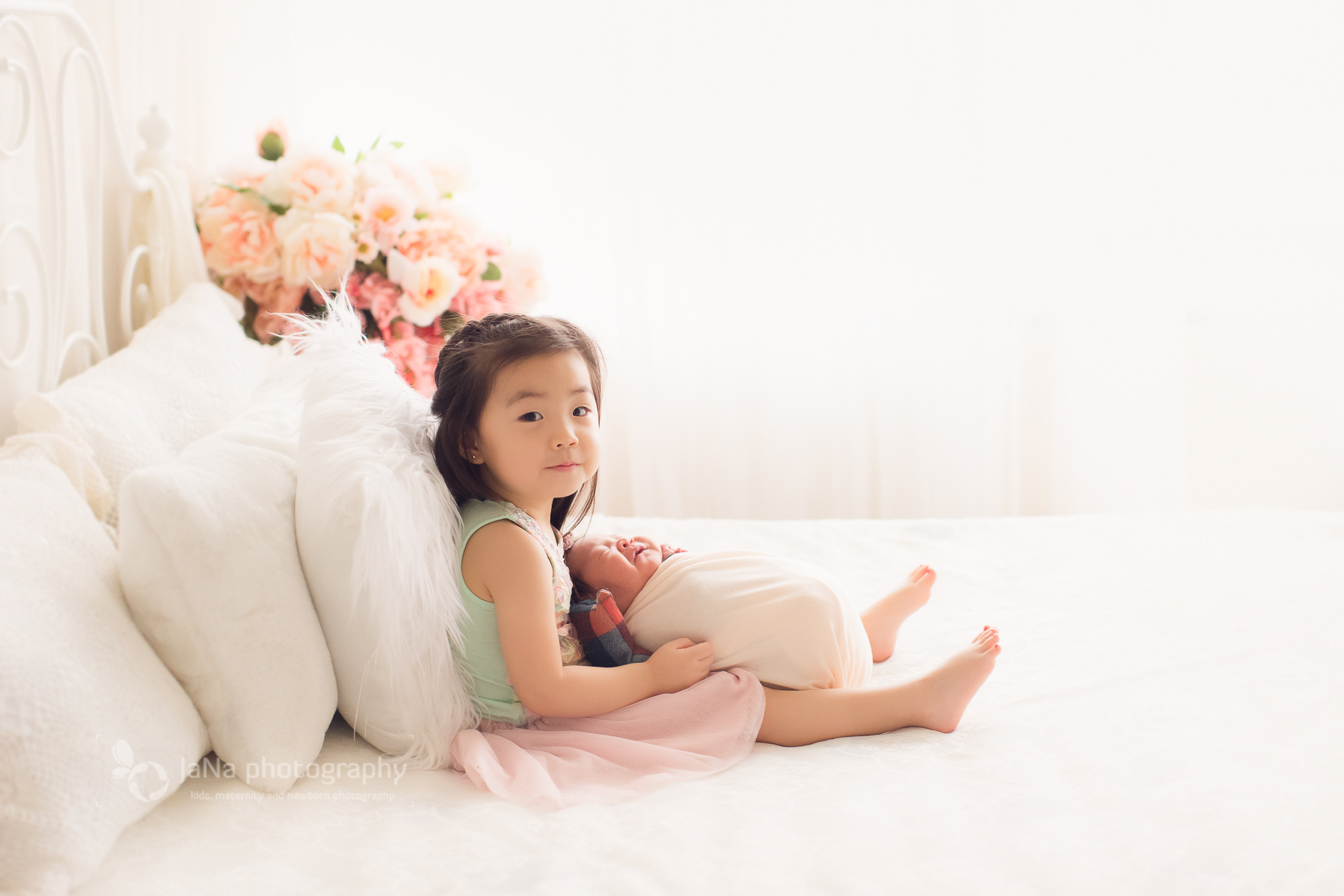 Newborn photography with siblings - Vancouver and Burnaby