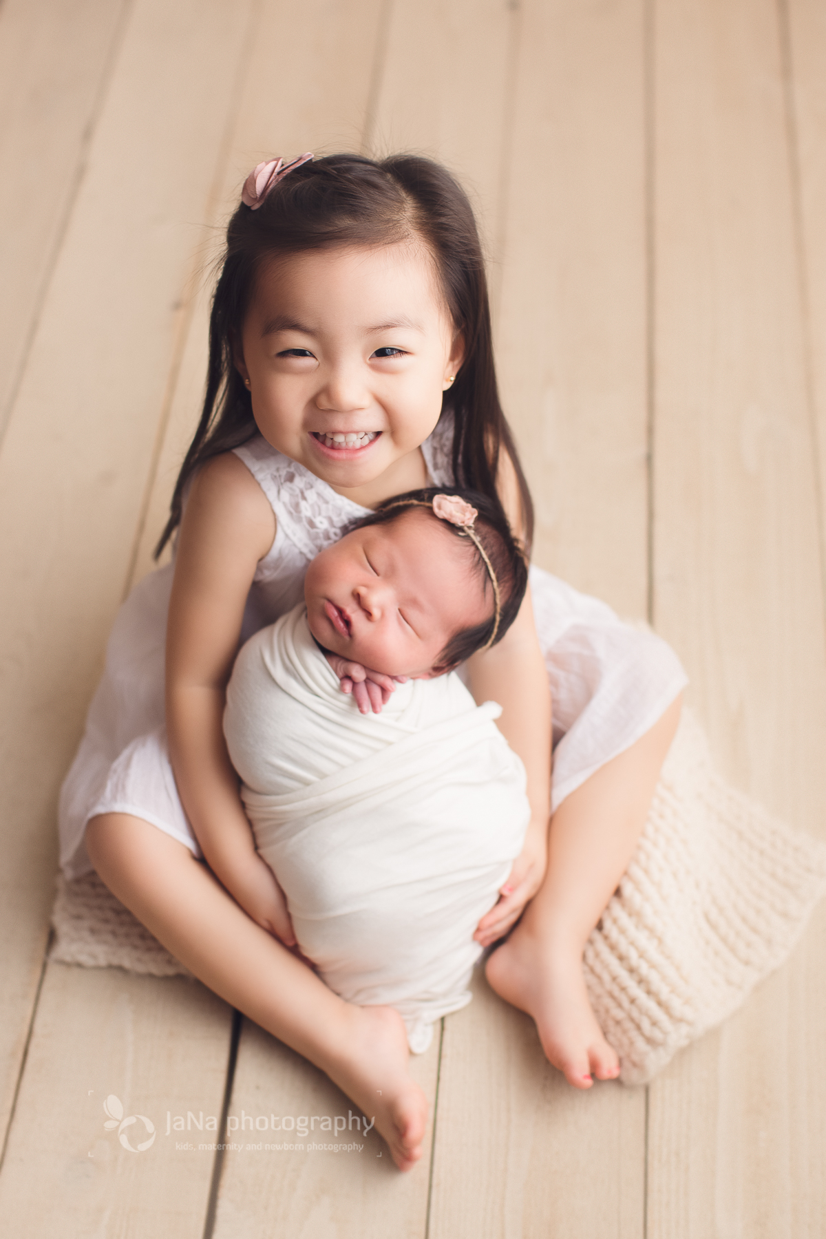 Newborn photography with siblings - Vancouver and Burnaby