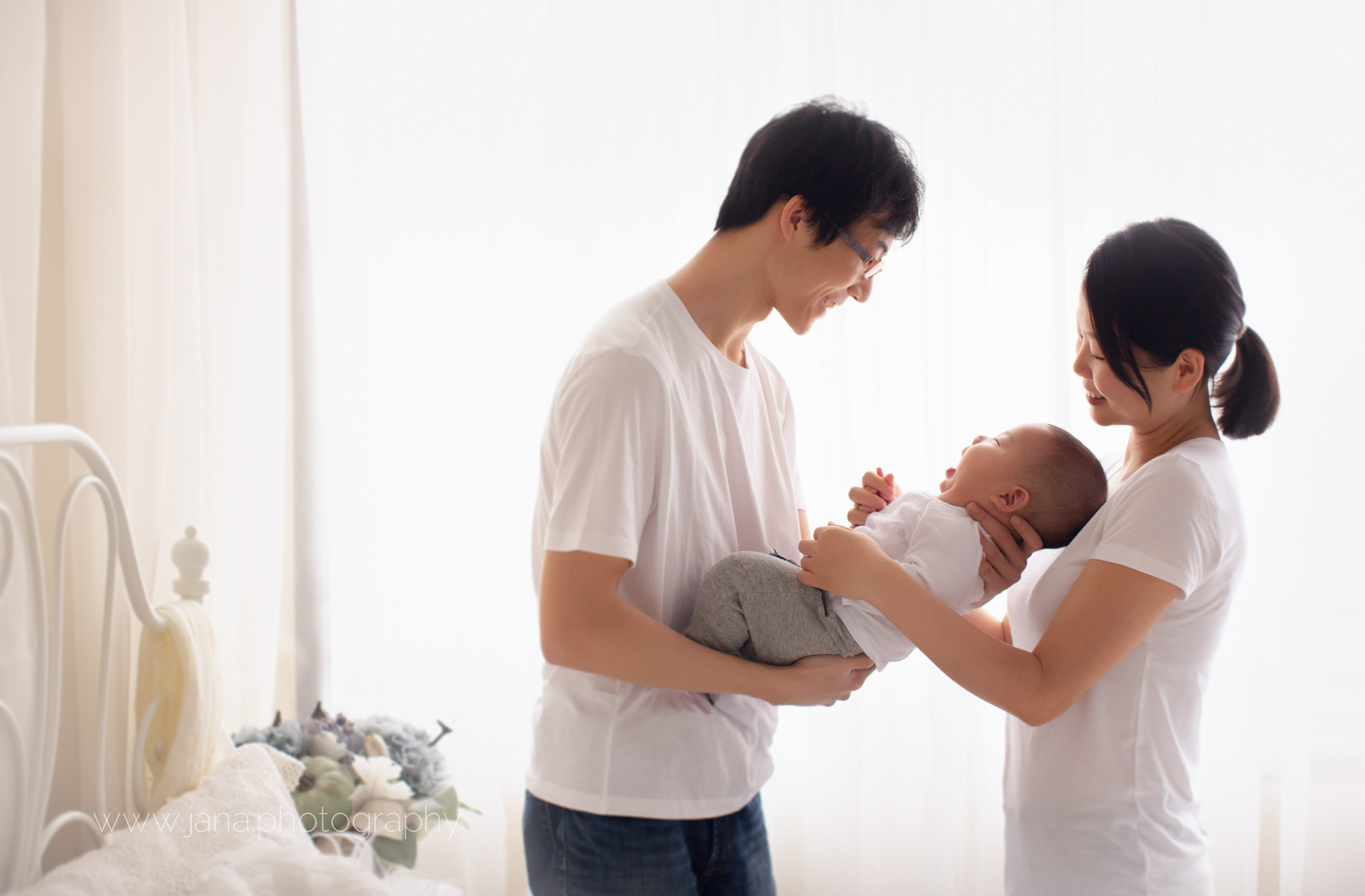 vancouver 100 days old photography - white - boy - smile - natural light with mom and dad