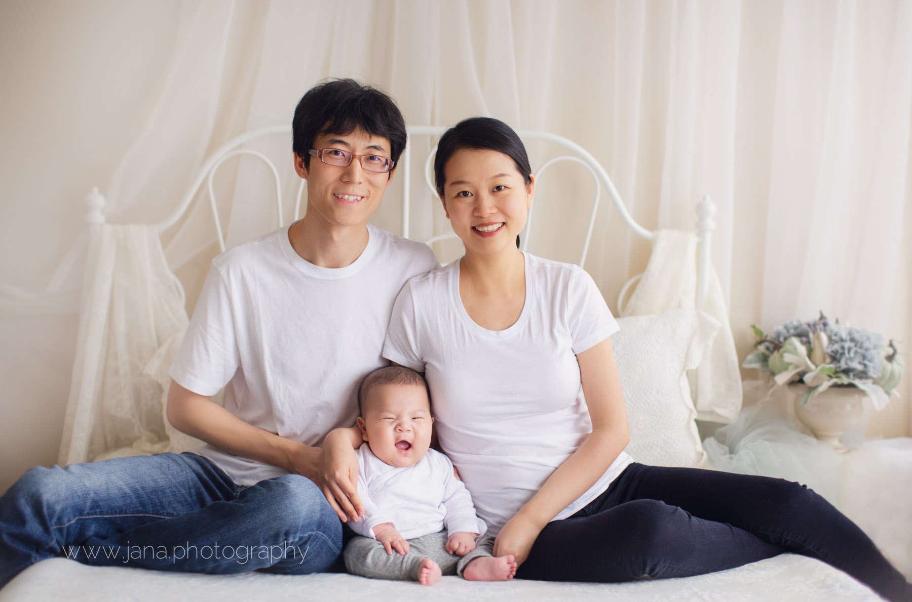 vancouver 100 days old photography - white - boy - smile - natural light with mom and dad