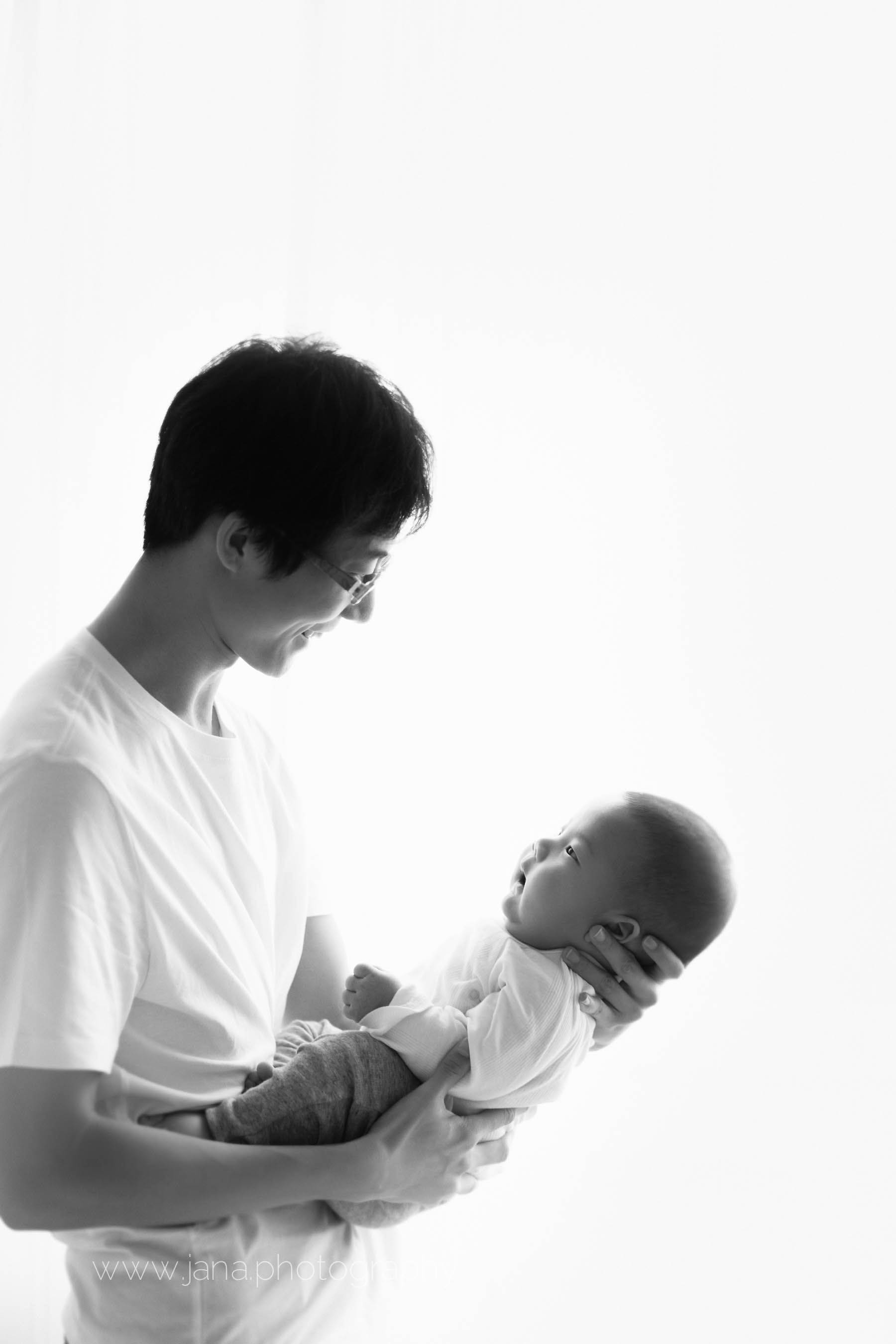 vancouver 100 days old photography - white - boy - smile - natural light with mom and dad -black and white