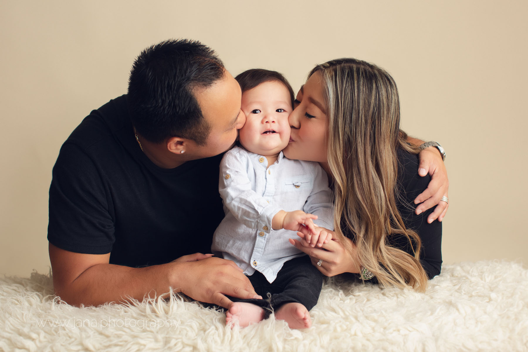 cake smash - baby photography -kissing mom and dad