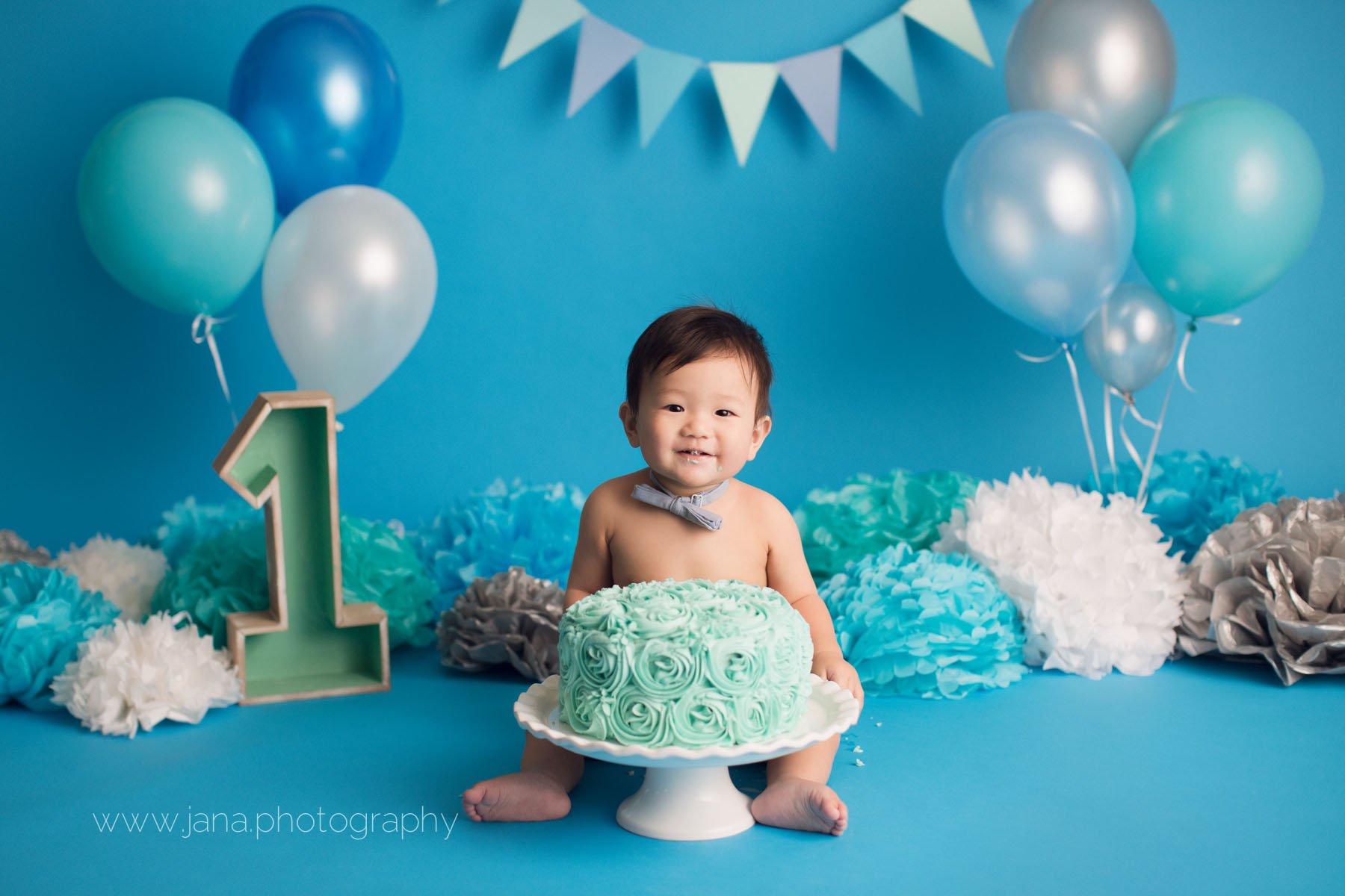 cake smash - baby photography  - blue setup