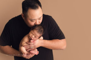 Newborn photography - dad's kissing