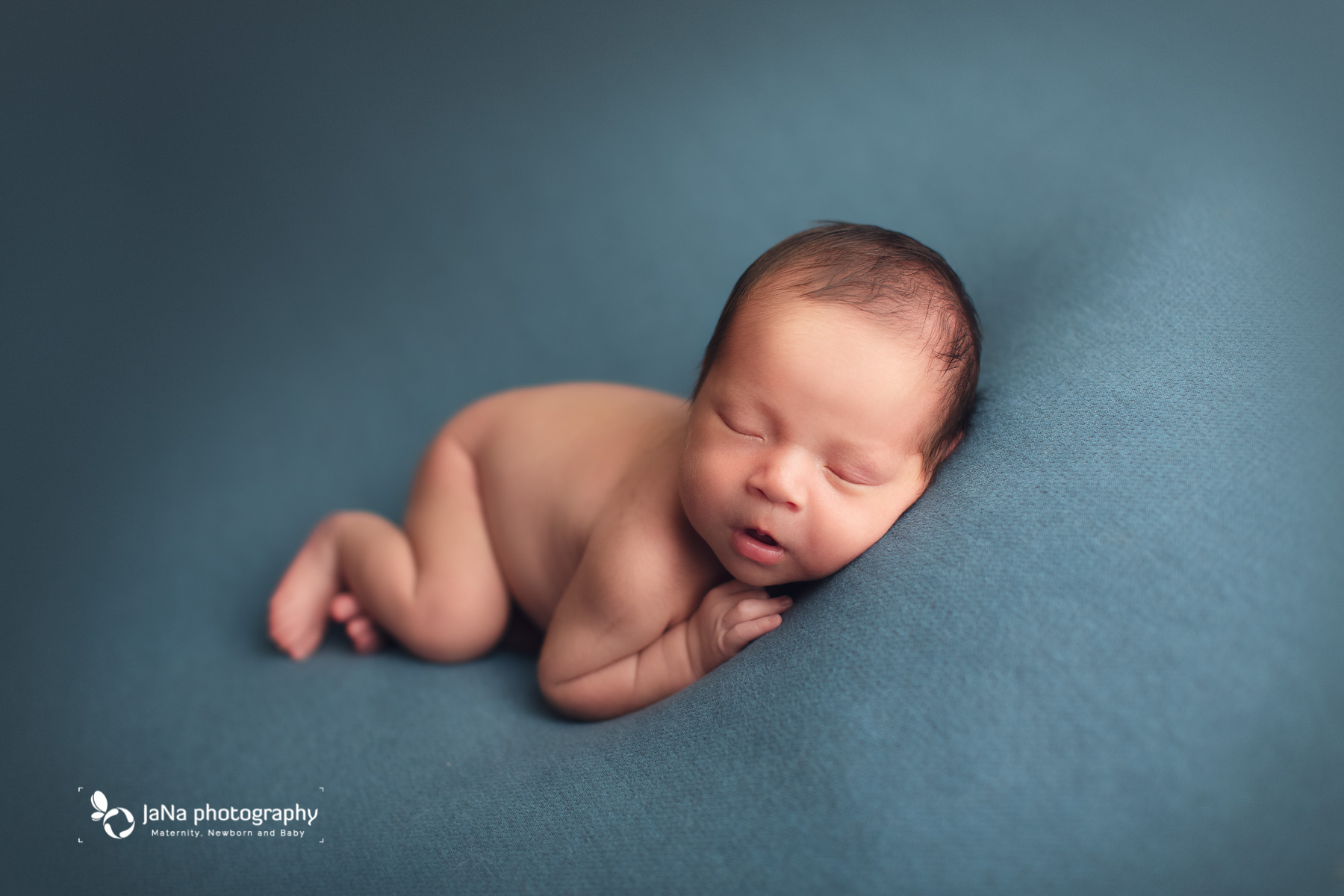 simple and clean newborn photo in a blue background