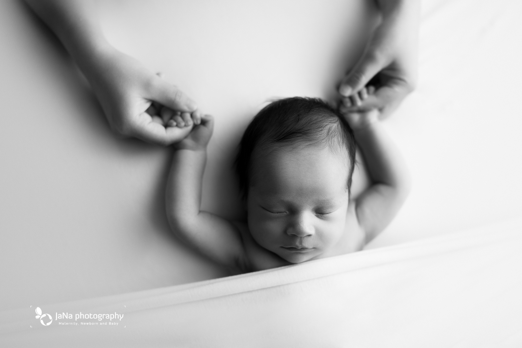  Vancouver best newborn photographer-mom hand - detail - black and white