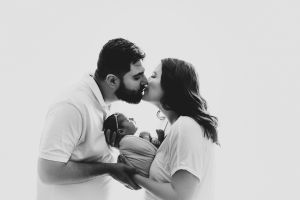 vancouver newborn photography - Stephanie - family - black and white - kiss