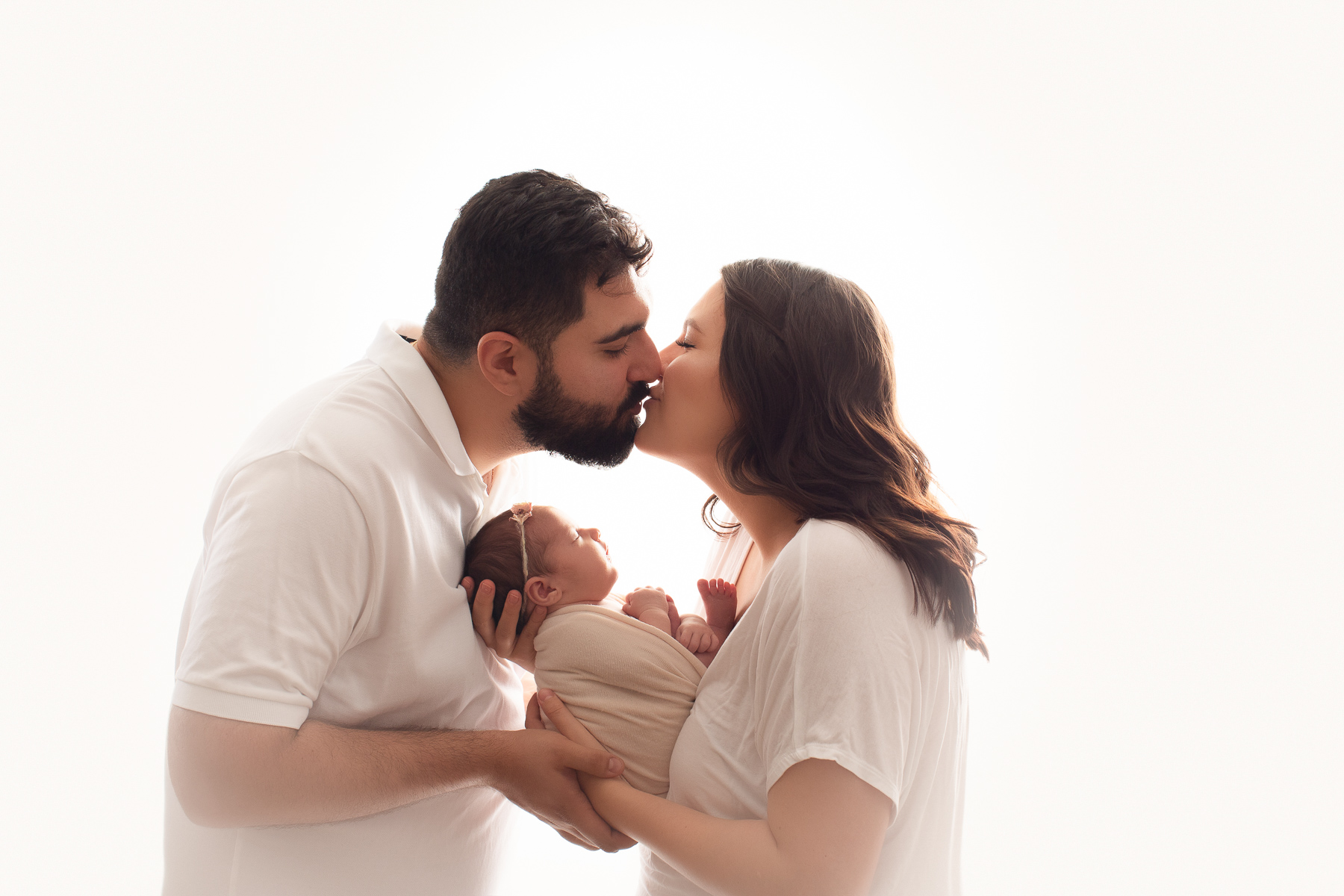 vancouver newborn photography - Stephanie - family - black and white - kiss