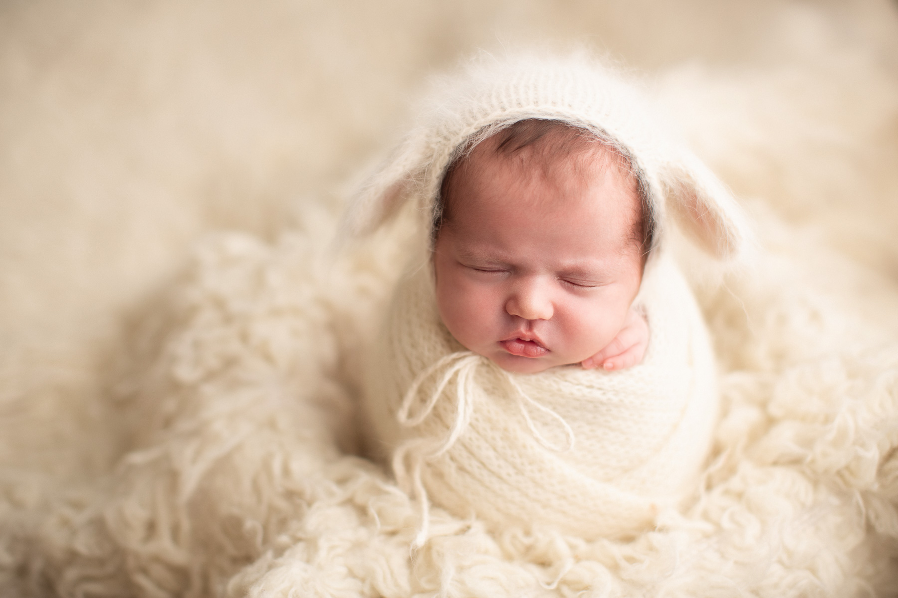 newborn photography Stephanie - potato sack position - cute hat