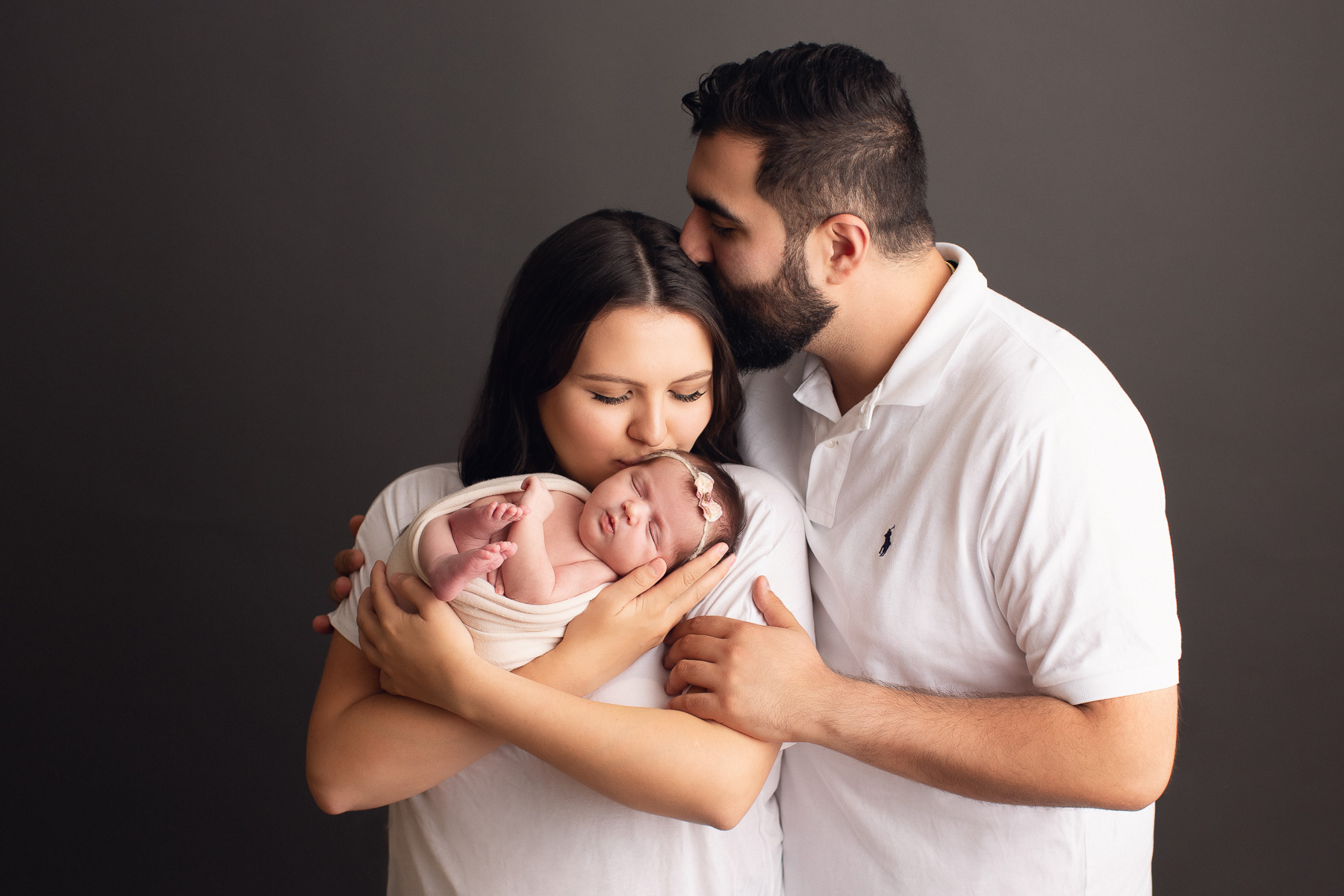 vancouver newborn photography - Stephanie - family - kissing