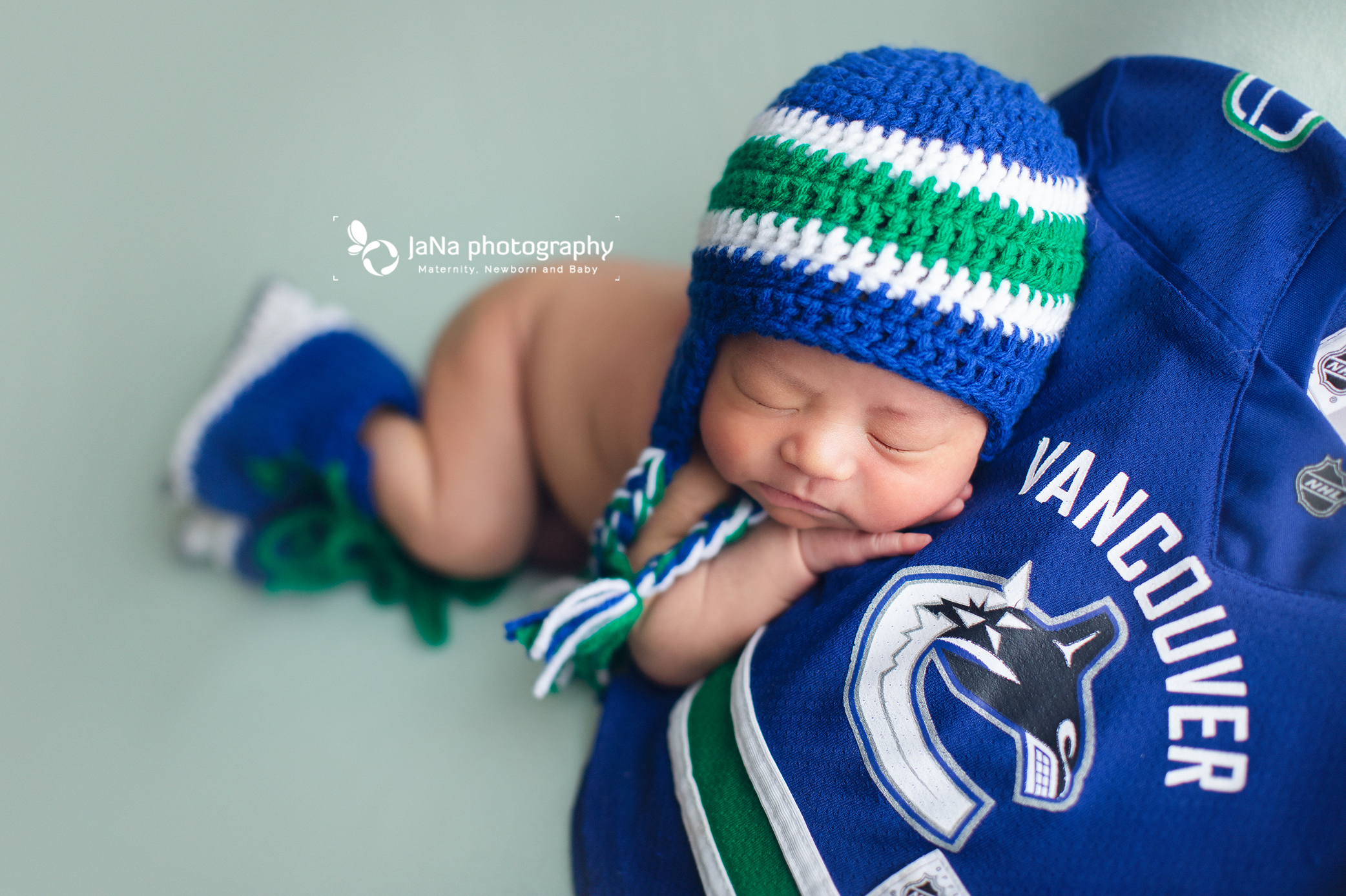 Vancouver Canucks newborn photography - Canucks outfit