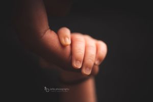 macro newborn photography - fingers
