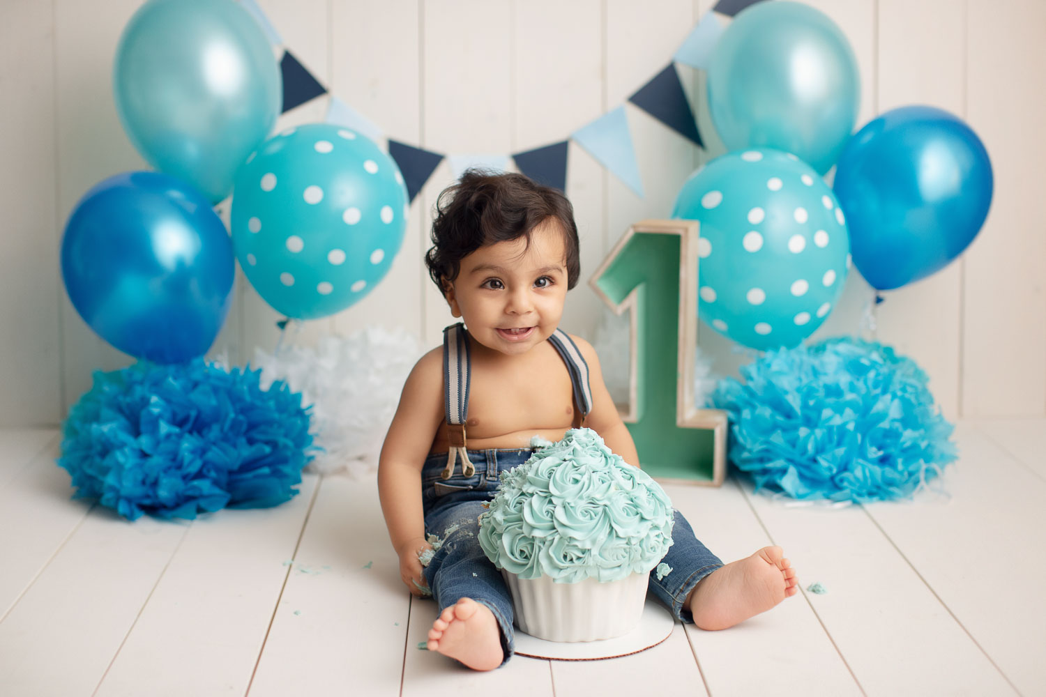 baby boy cake smash photography - blue setup