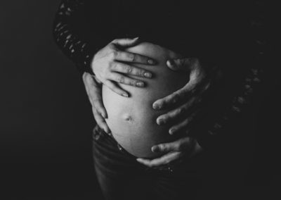 macro detail back and white - maternity photography | Jana
