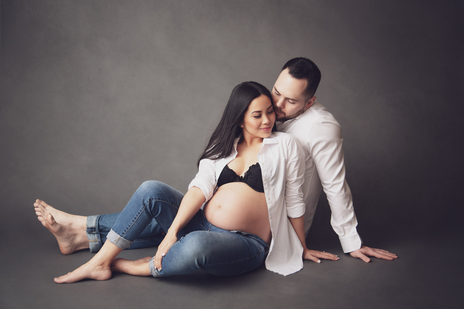 15 Couple Maternity Photoshoot Ideas, Poses, and Tips