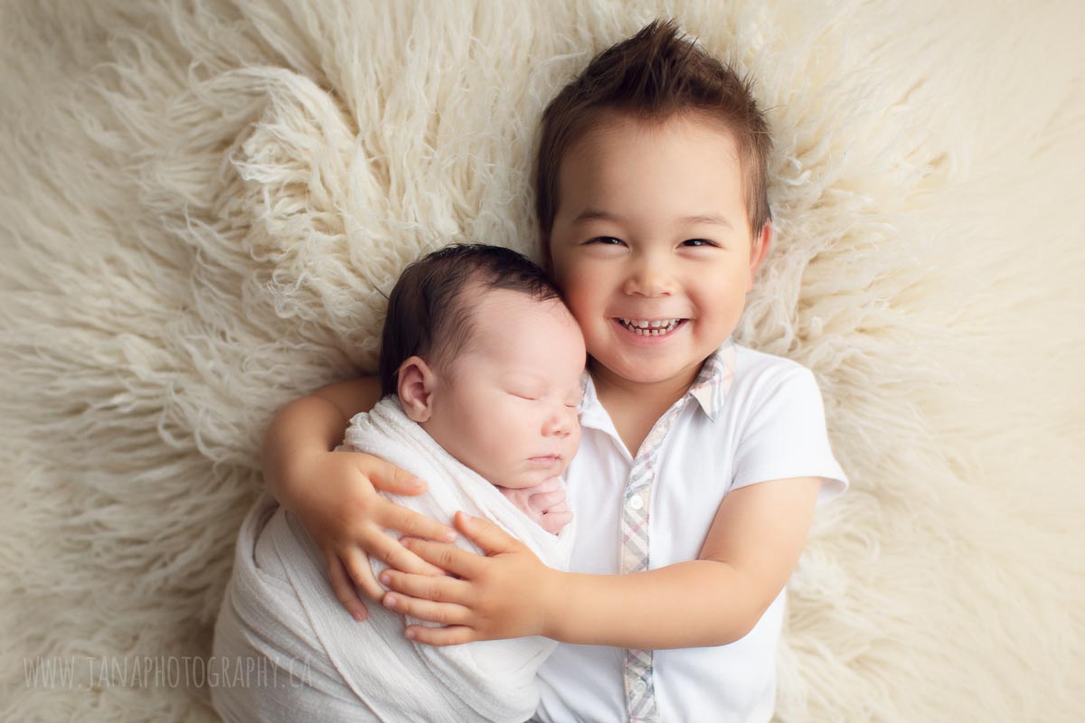 sibling newborn baby photography - jana photography vancouver