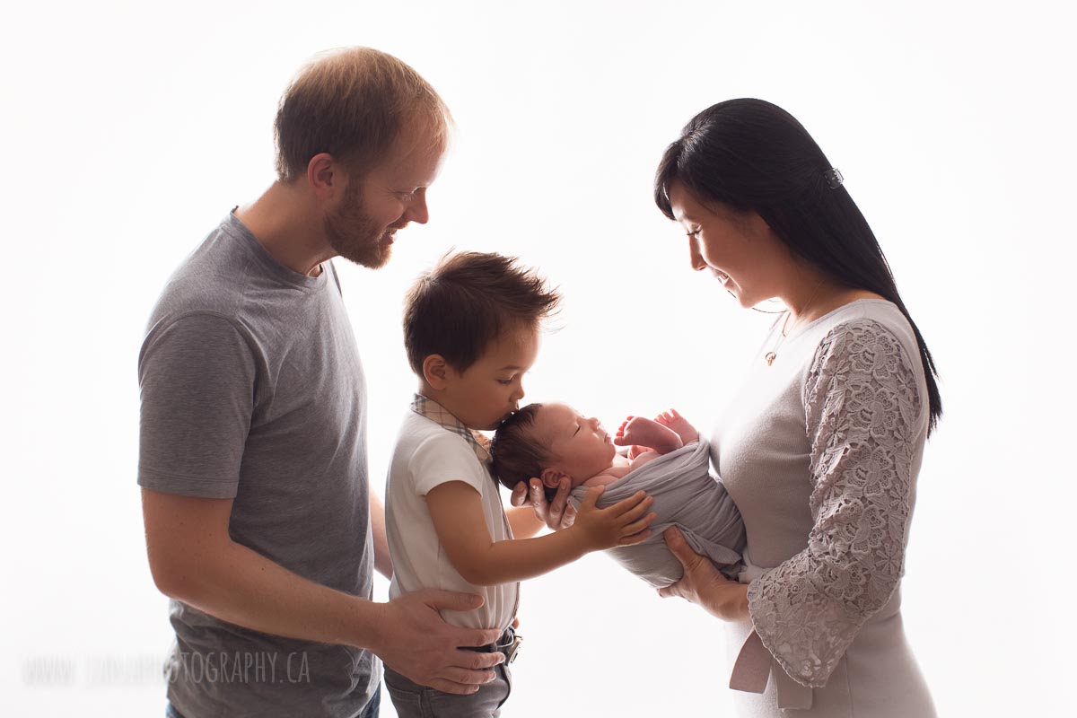 family newborn photography experience - silhouette lighting 