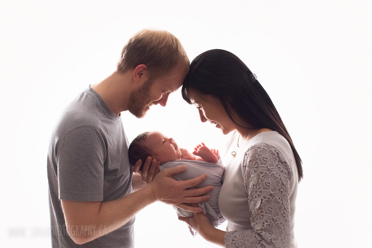 family newborn photography experience - silhouette lighting 