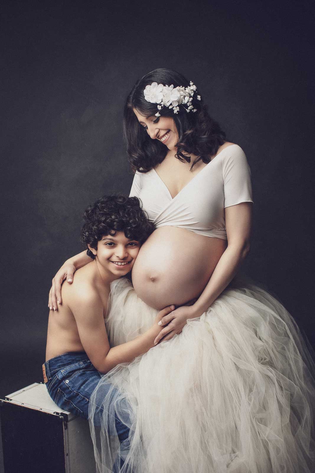 maternity photo with sibling