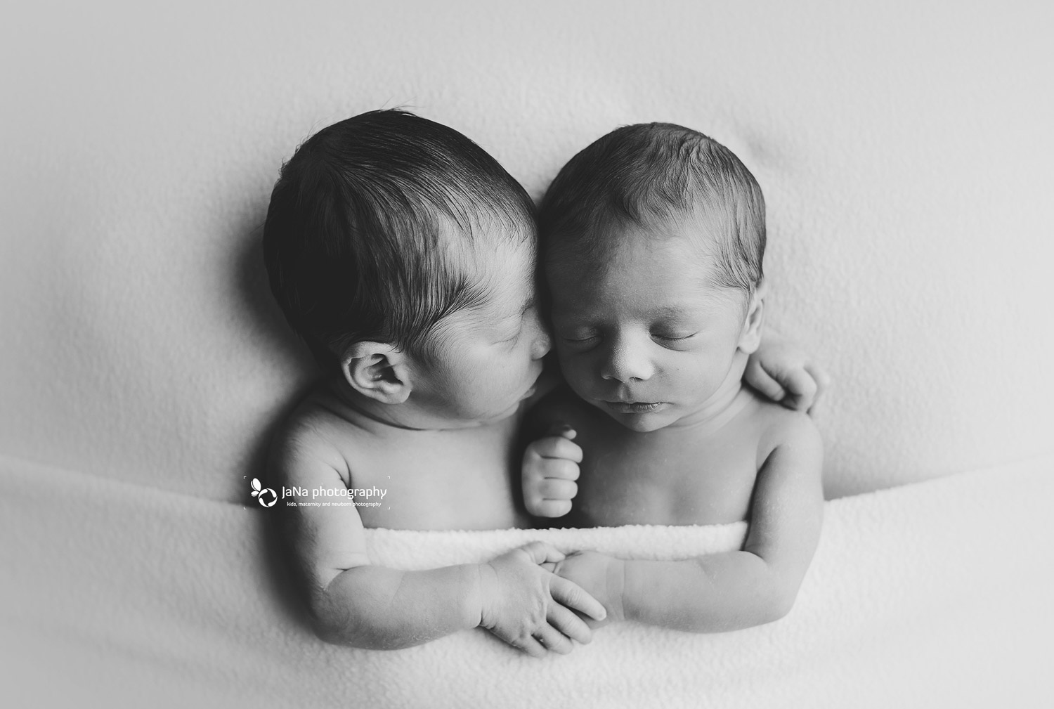 twins-newborn-photography-16