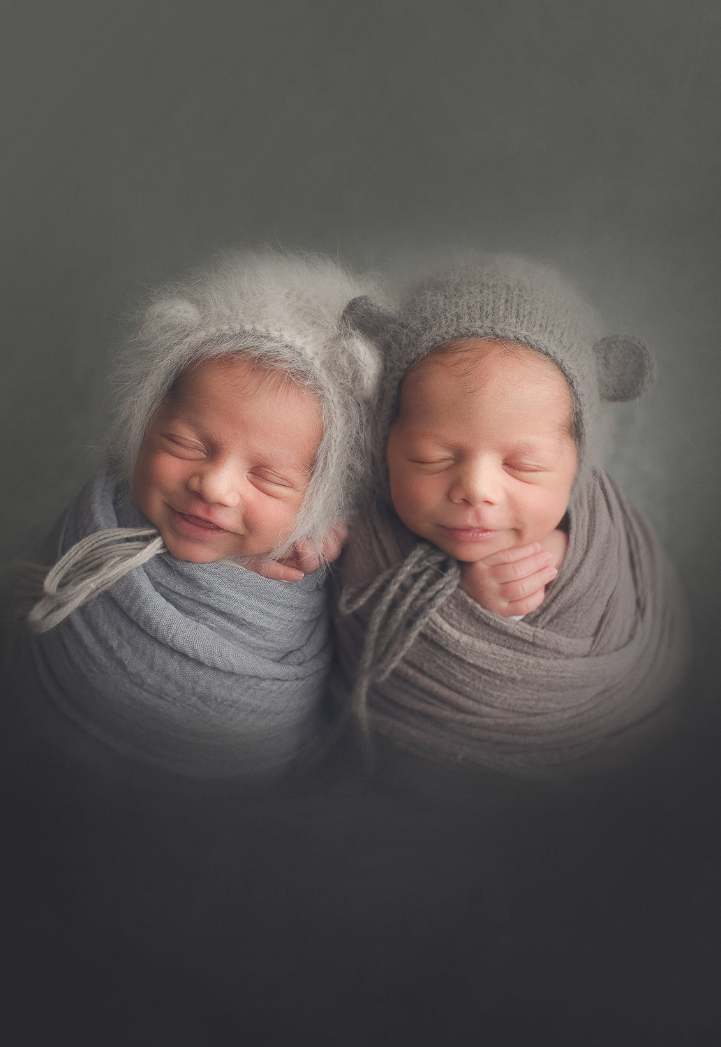 twins-newborn-photography-baby-boy-gray1