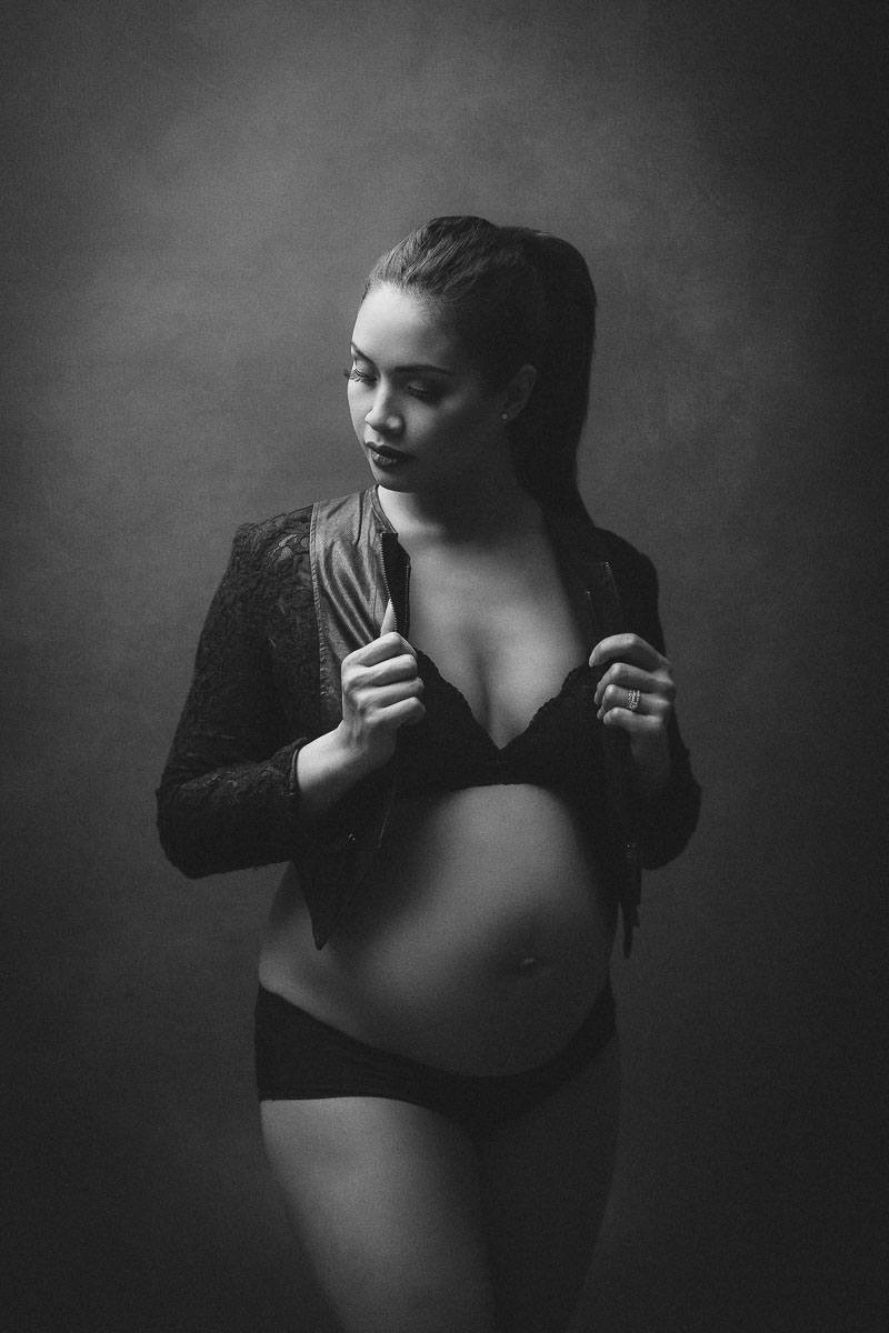 Maternity photography black and white - Burnaby and Vancouver BC