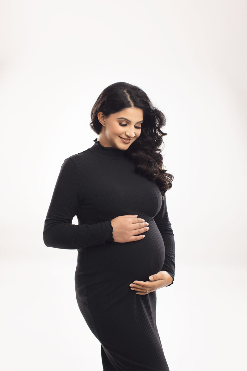 Best pregnancy photos with black dress