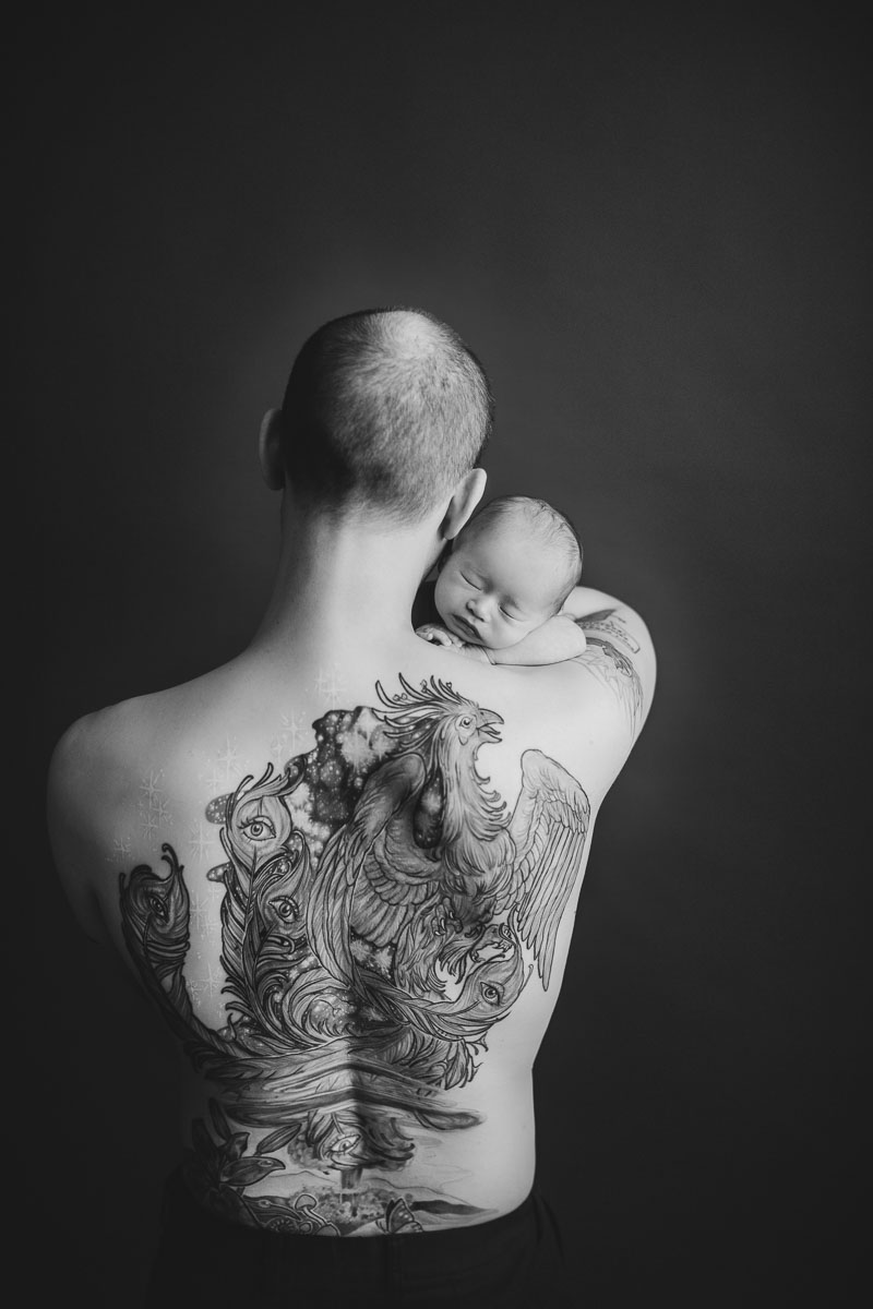 newborn photography with dad and tattoo black and white 