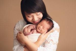 newborn-photography-vancouver-mom-baby-3x2