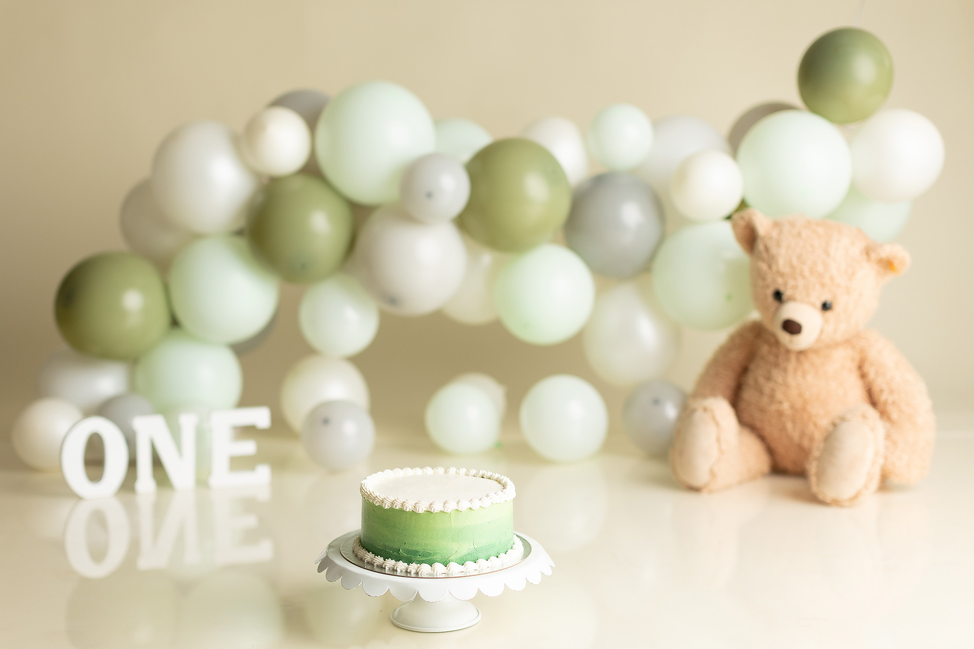 cake smash photography - green and white setup