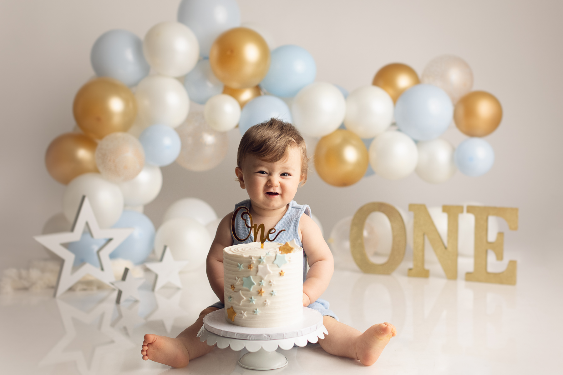 Cake smash photography Theme and preparation - Baby boy - Blue and gold balloons - Photography vancouver
