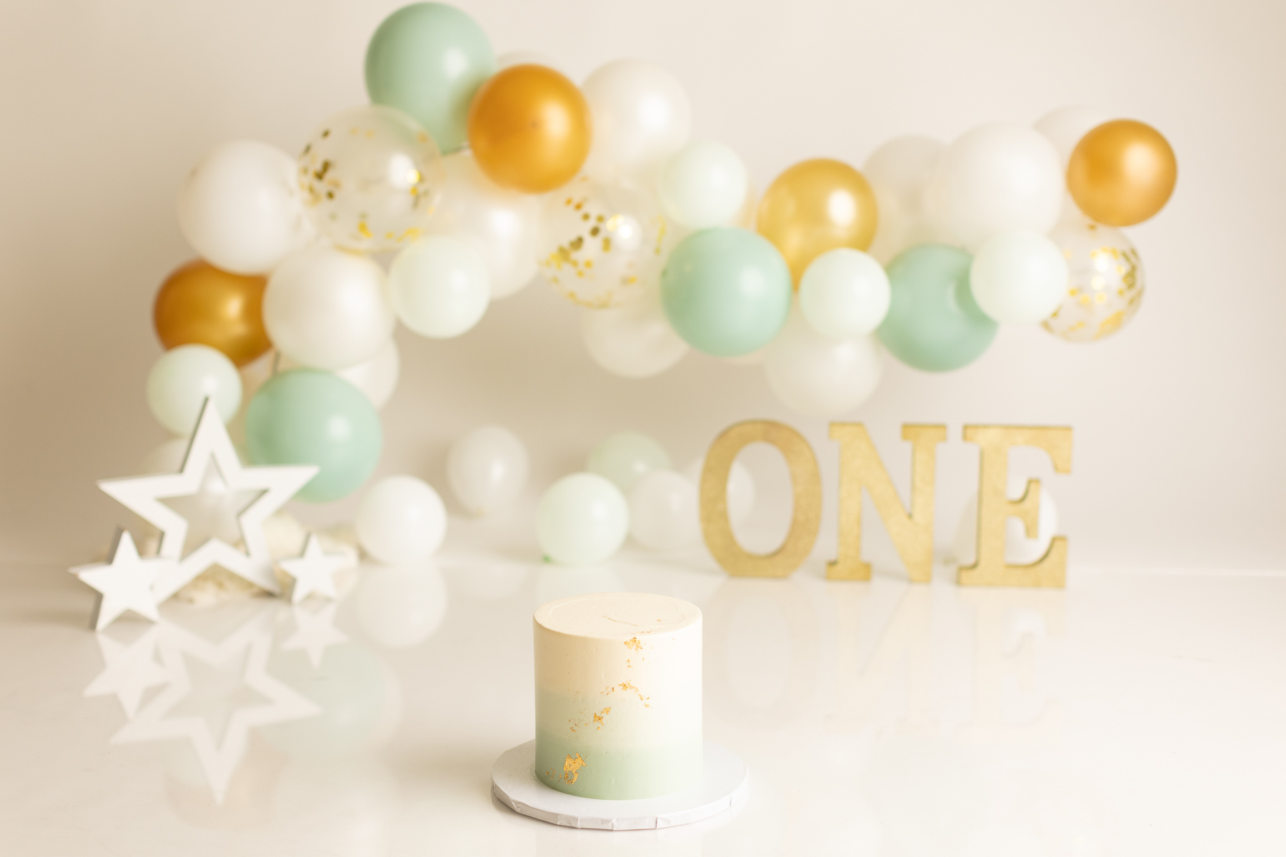Cake smash photography Theme and preparation - White green and gold balloons - best photographer burnaby
